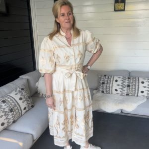 Lange Jurk Beige met Gouden Geborduurde Patronen