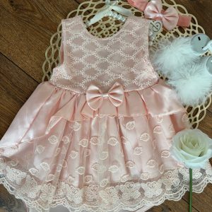 Zalmkleurige elegante dame